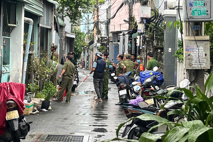 Người đàn ông tấn công hàng xóm, cầm dao cố thủ trong nhà ở TPHCM