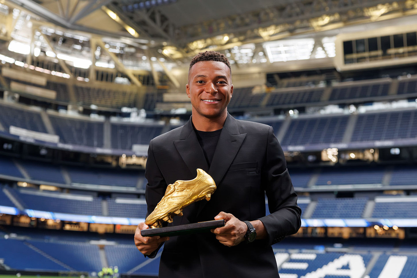 RMCF - Mbappe Chiec giay vang.jpg