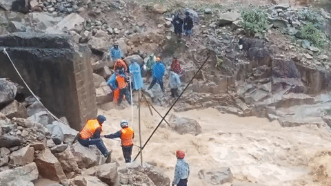 Thót tim hành trình đưa cô giáo mang thai 37 tuần vượt lũ dữ đến cơ sở y tế