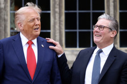 Thủ tướng Anh trả tiền để giữ lại quà tặng của ông Trump