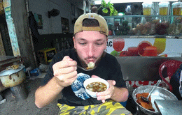 thumb khach tay an sui din 0.gif