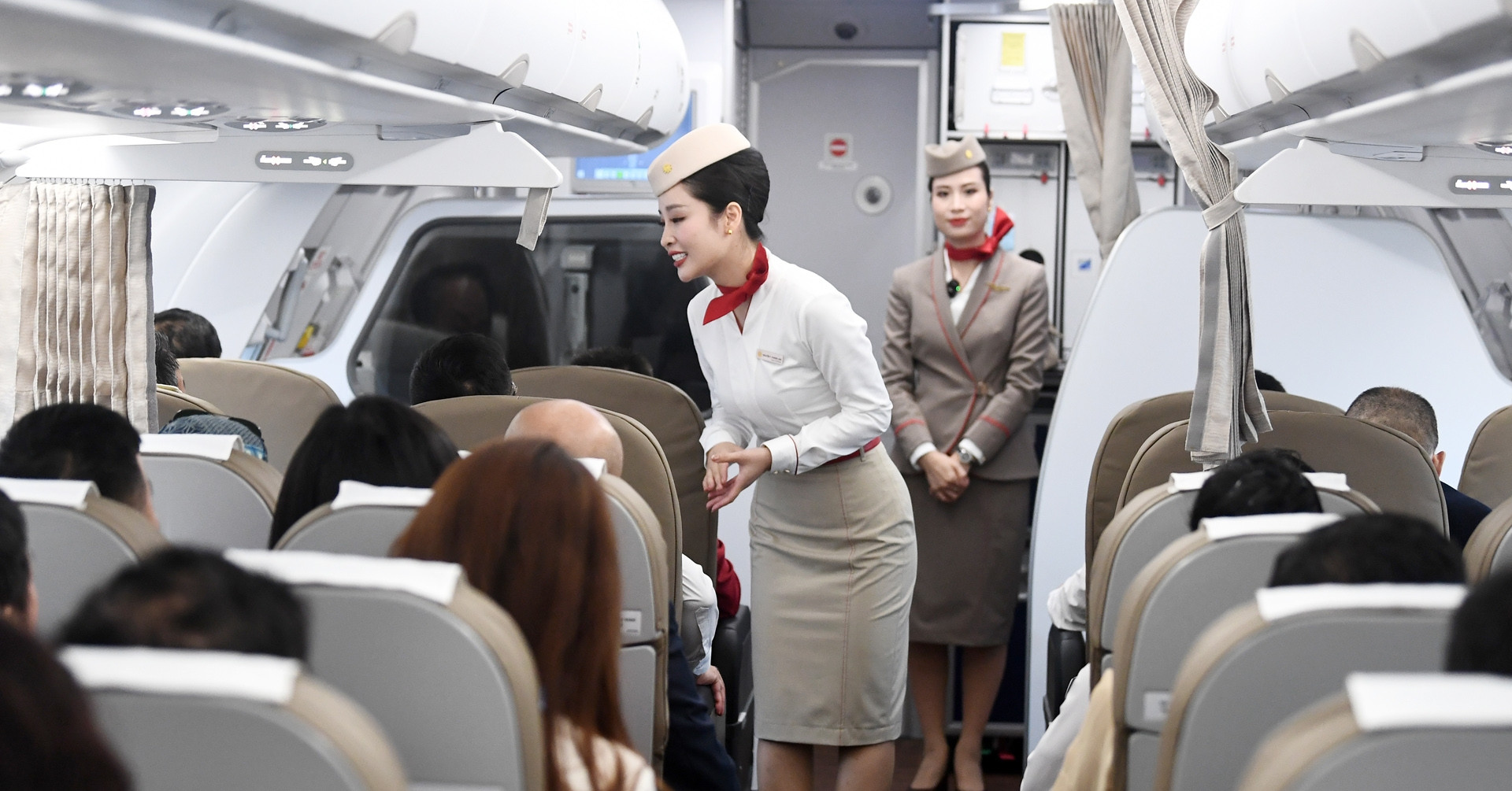 Trải nghiệm chuyến bay đầu tiên của hãng bay mới, phong cách Trung Đông