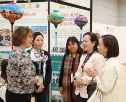 TS Ngô Phương Lan giới thiệu với khách quốc tế tại gian hàng.png