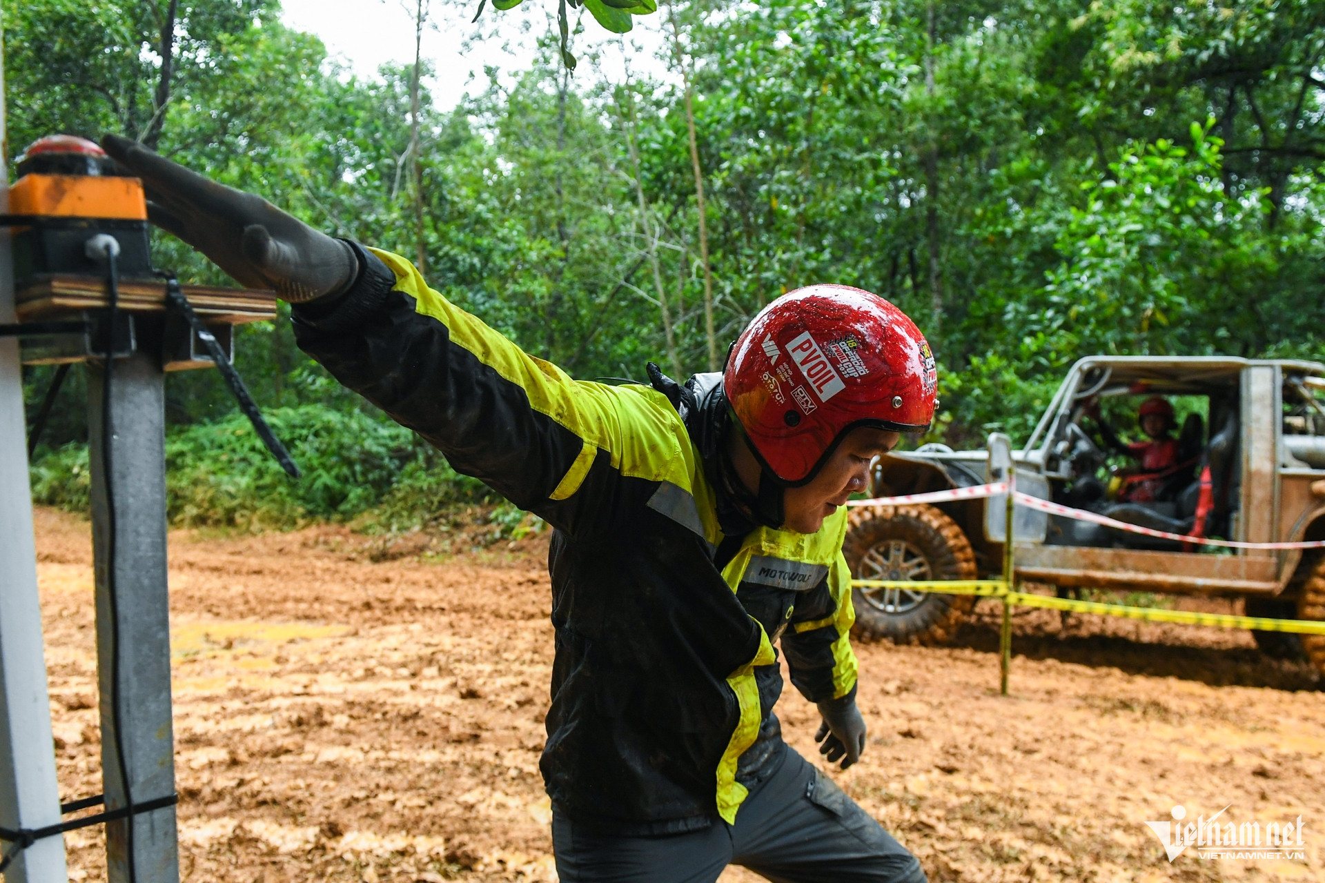 W-xe oto xe dia hinh VOC 13.jpg