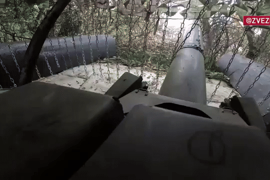 Xe tăng Nga dội hỏa lực vào kho đạn dã chiến của quân Ukraine