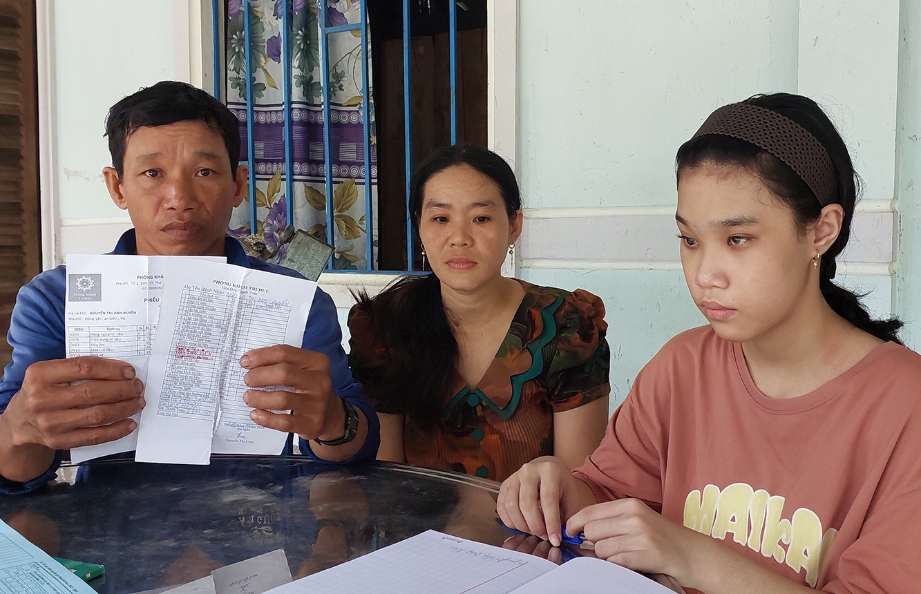 Xót xa cô bé 15 tuổi khao khát được đến trường và nhìn thấy cha mẹ