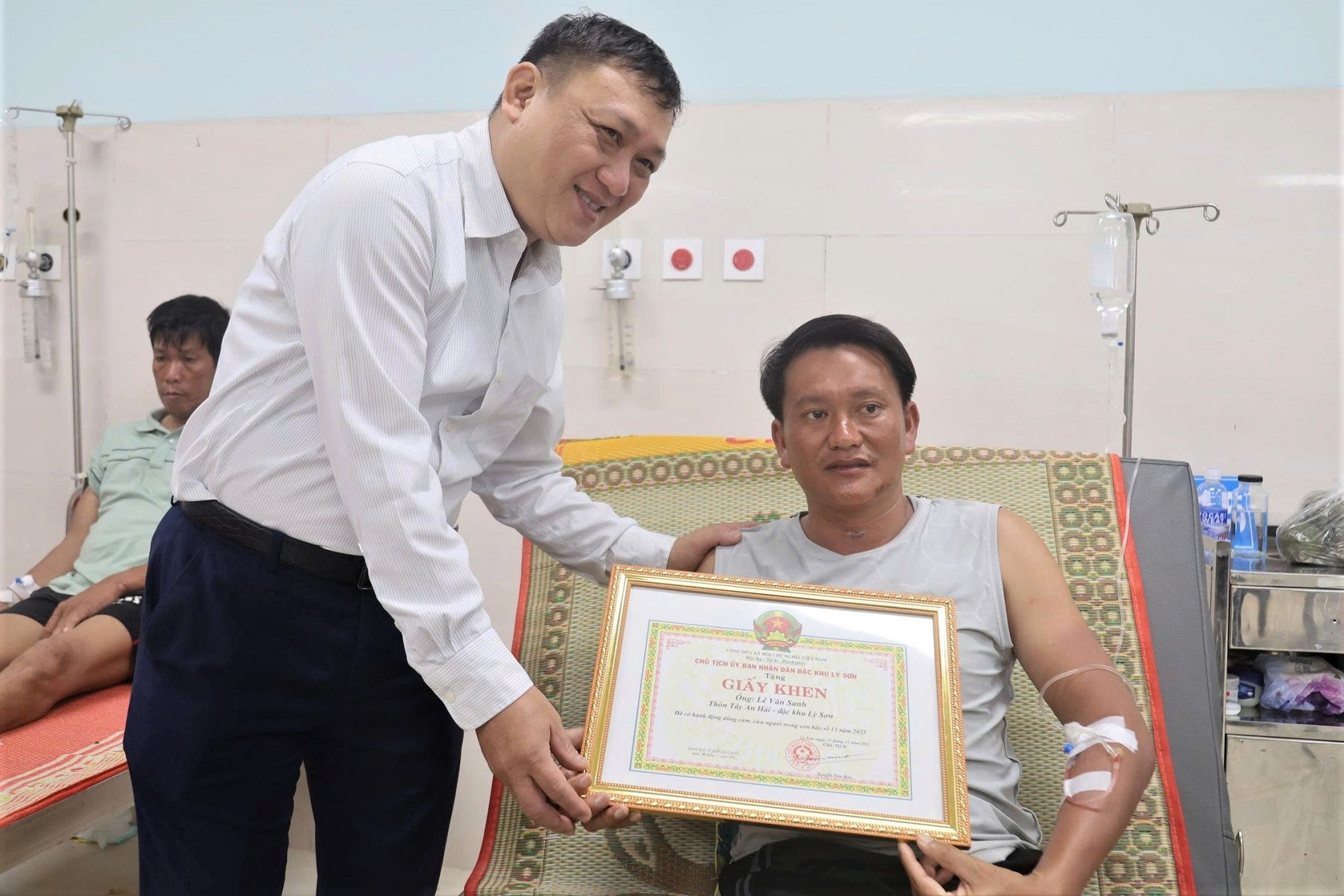 2 người dân và chủ tàu nhận giấy khen của Chủ tịch đặc khu Lý Sơn