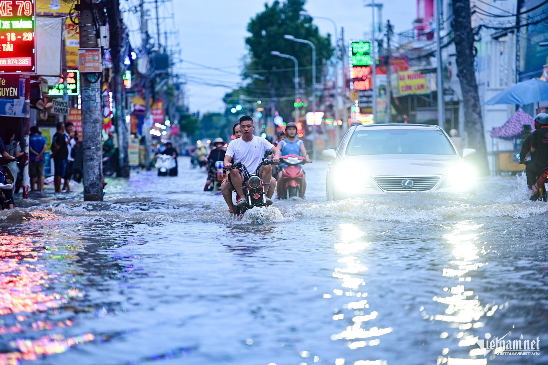 Dự báo thời tiết 11/11/2025: Hà Nội vẫn mưa rải rác, triều cường ở Nam Bộ giảm chậm