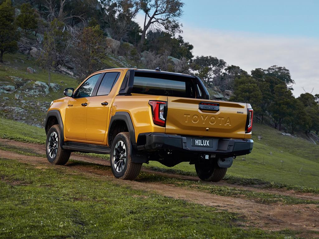 https://static-images.vnncdn.net/vps_images_publish/000001/000003/2025/11/10/2026-toyota-hilux-sr5-exterior-driving-s01-1772-v2-2548.jpg