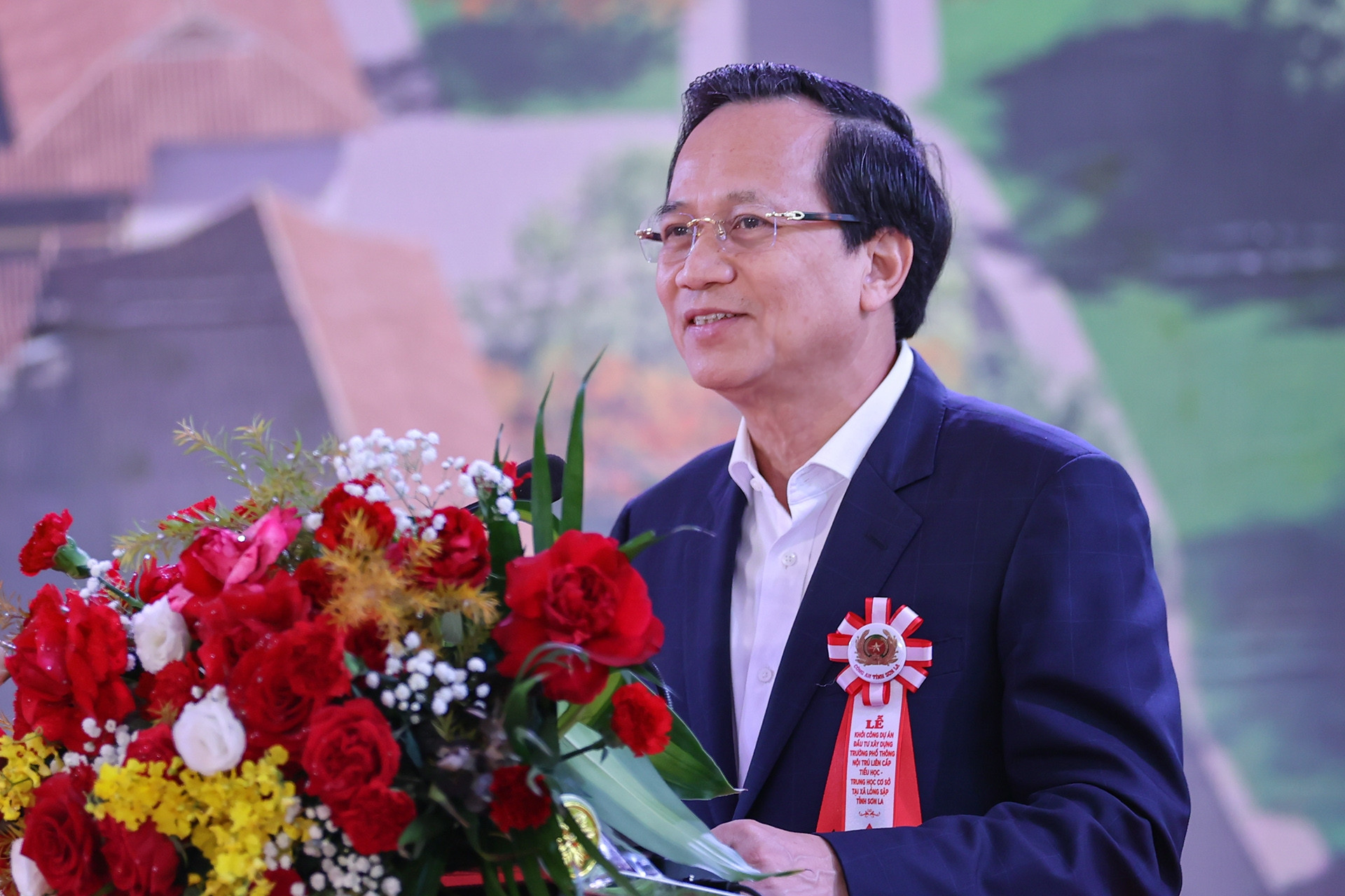 Bộ trưởng Đào Ngọc Dung: Để ngôi trường là mái nhà chung của con em đồng bào