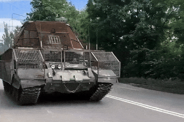 Cận cảnh xe tăng T-62 của Nga được Ukraine biến thành xe bọc thép chở quân