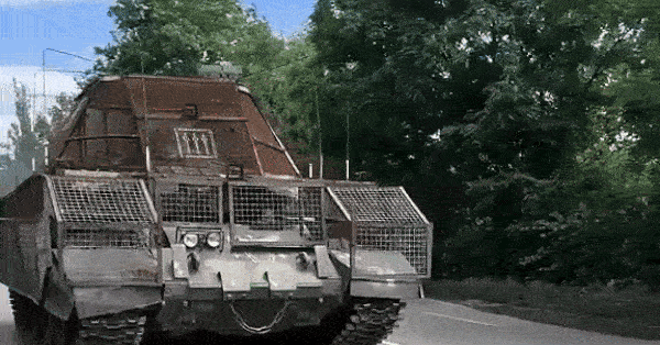 Cận cảnh xe tăng T-62 của Nga được Ukraine biến thành xe bọc thép chở quân