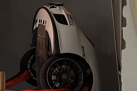 Cụ ông 90 tuổi lái Porsche 911 đâm xuyên tường gara, mắc kẹt giữa trục thông gió