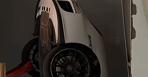 Cụ ông 90 tuổi lái Porsche 911 đâm xuyên tường gara, mắc kẹt giữa trục thông gió