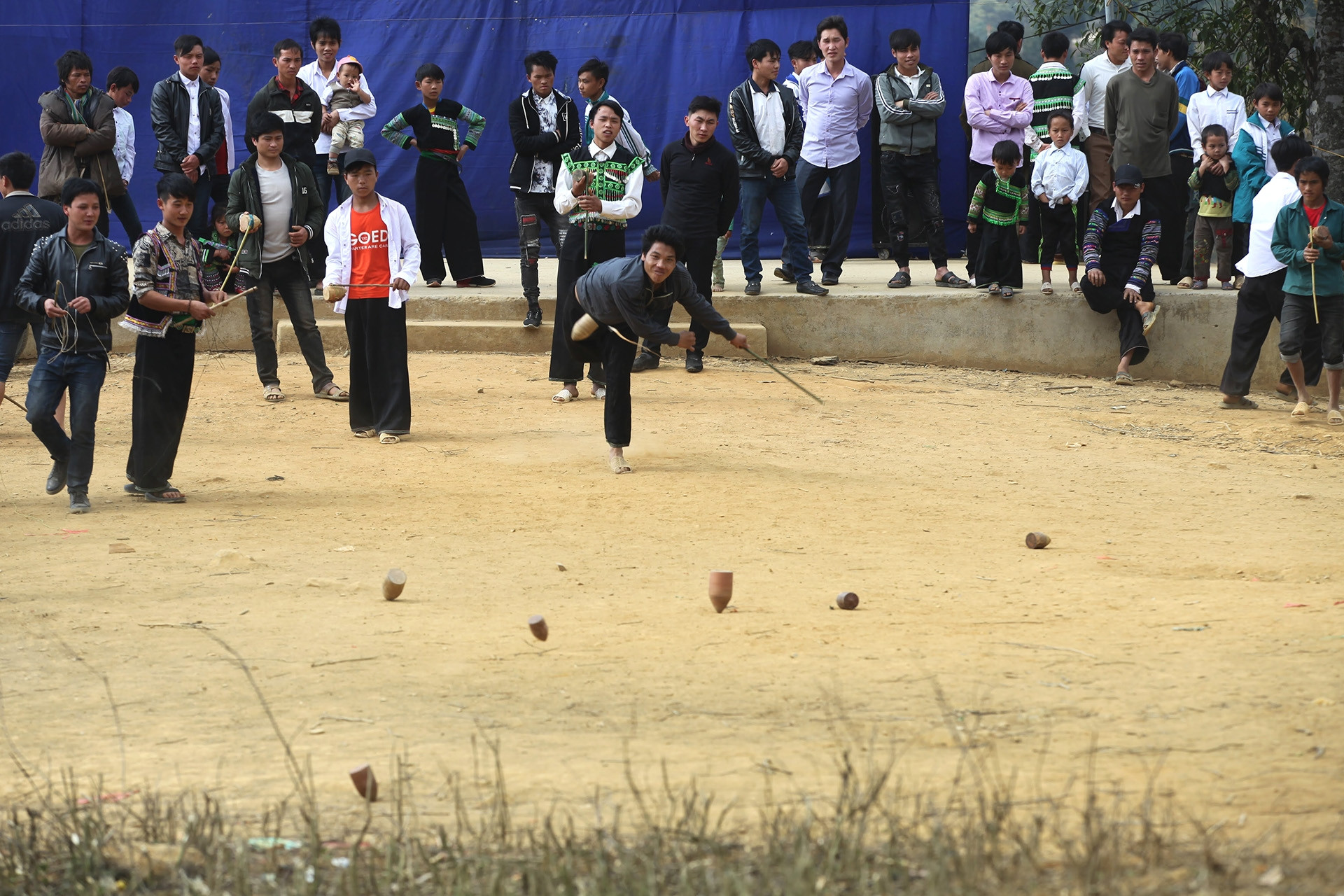 Đánh cù – trò chơi dân gian độc đáo của người Mông