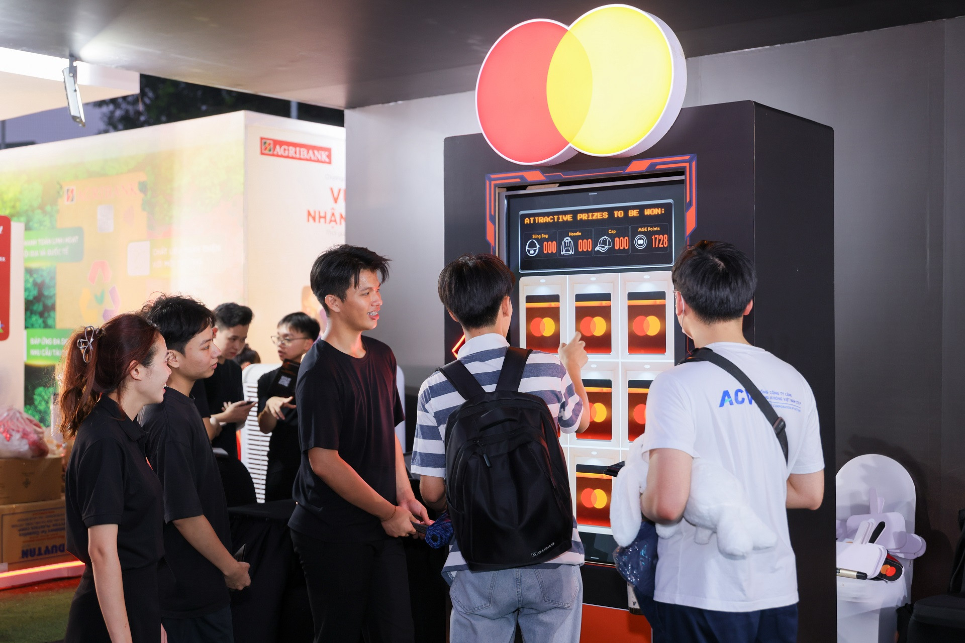 Hình 2 Người trẻ hào hứng với các trải nghiệm số.jpg