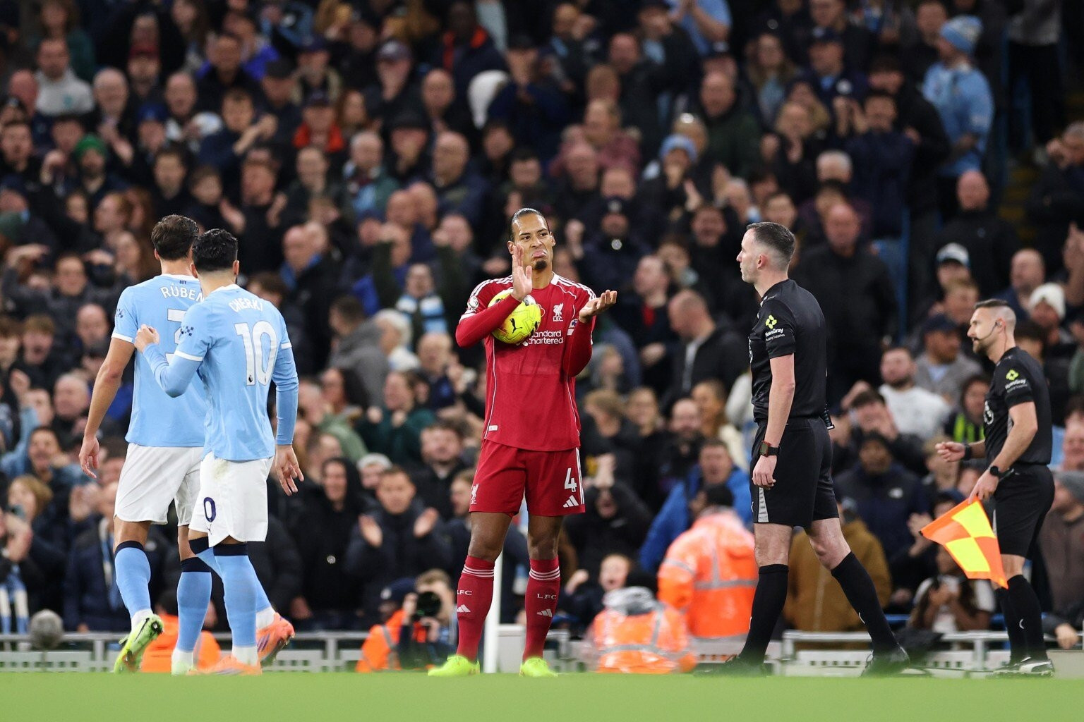 HLV Liverpool công kích trọng tài sau thảm bại Man City