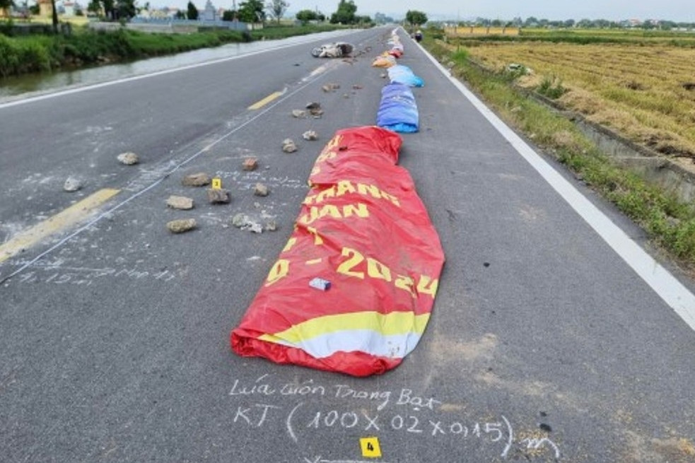 Khởi tố một phụ nữ ở Ninh Bình chặn đường phơi thóc khiến người đi xe máy tử vong