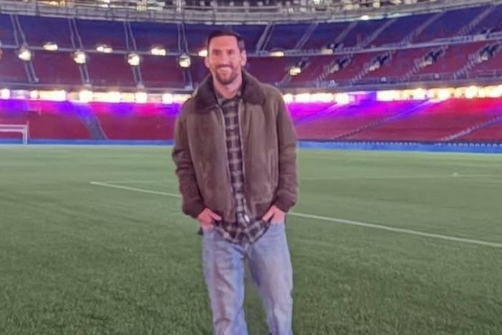 Sự thật ảnh gây sốt Messi ‘đột nhập’ Camp Nou, nhắc… nợ Chủ tịch Barca