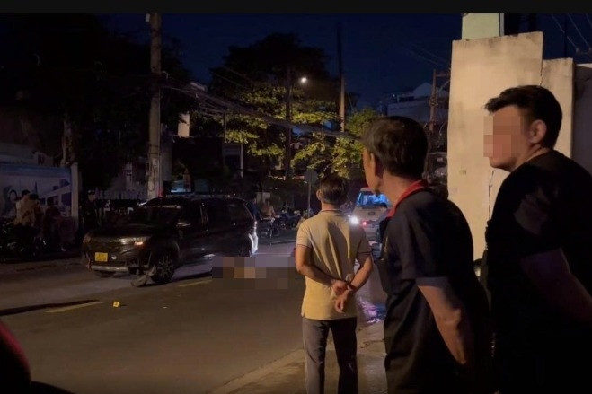 Nam sinh 20 tuổi tử vong sau va chạm với ô tô ở TPHCM, người mẹ khóc ngất bên vỉa hè