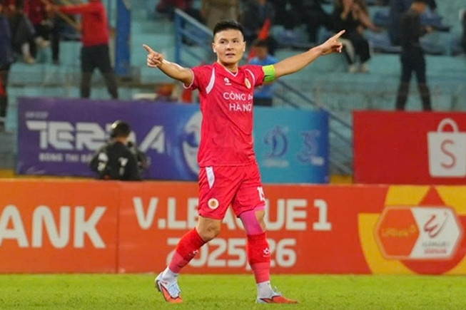 Quang Hải vụt sáng, CAHN chờ lấy ngôi đầu của Ninh Bình