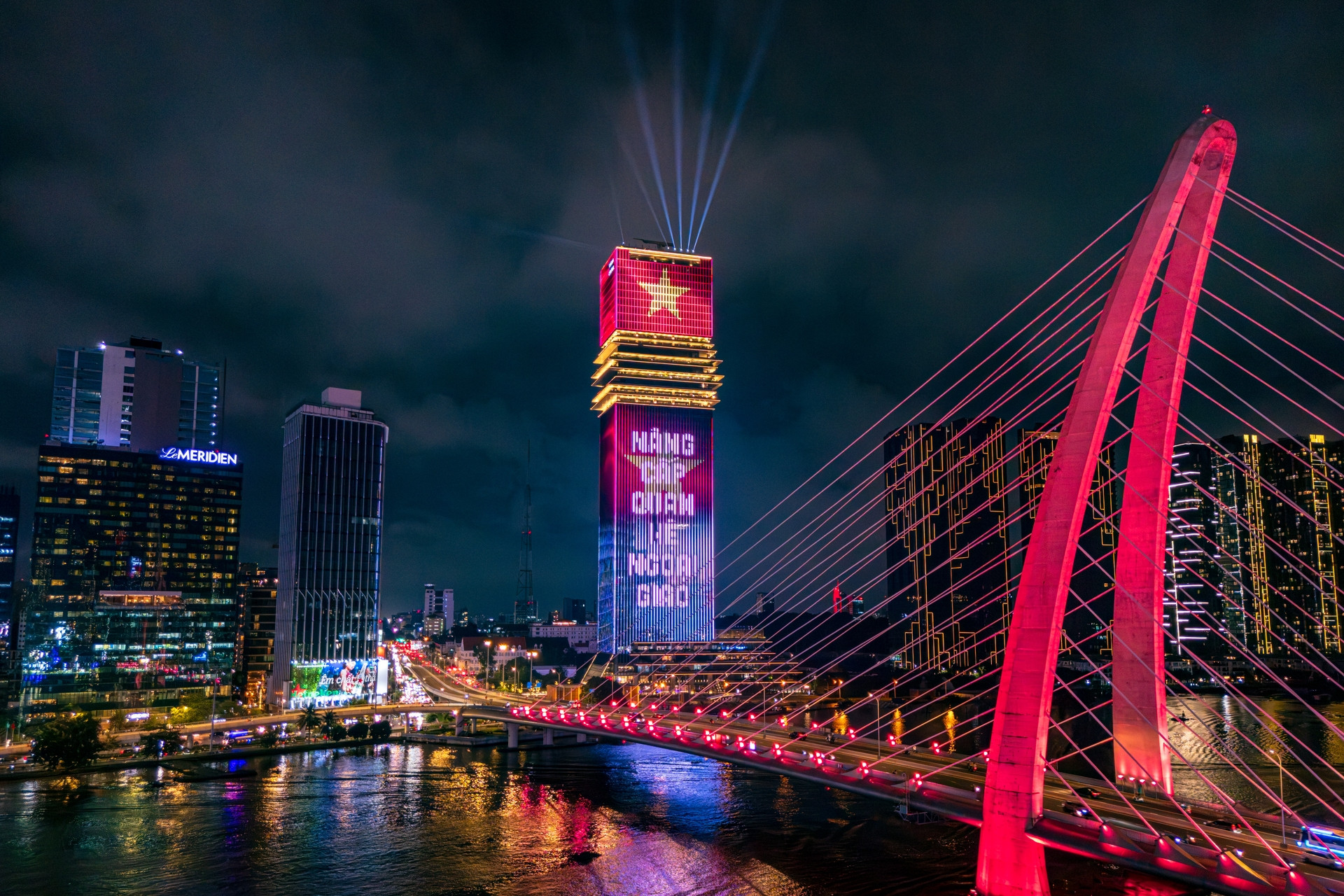 Tòa tháp Saigon Marina IFC rực sáng trong tuần lễ hữu nghị Việt - Anh