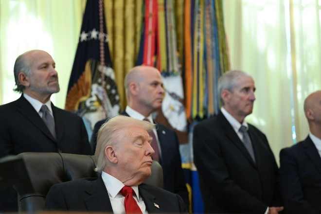 Tranh cãi xung quanh bức ảnh cho rằng Tổng thống Trump ngủ gật ở Phòng Bầu dục