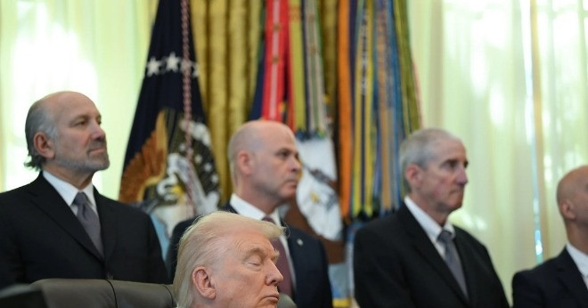 Tranh cãi xung quanh bức ảnh cho rằng Tổng thống Trump ngủ gật ở Phòng Bầu dục