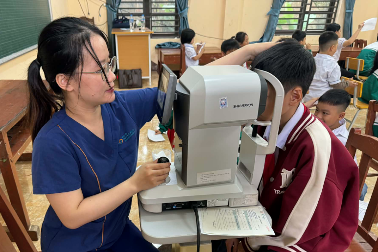 Trẻ bị cận thị nhưng gia đình không muốn cho con đeo kính