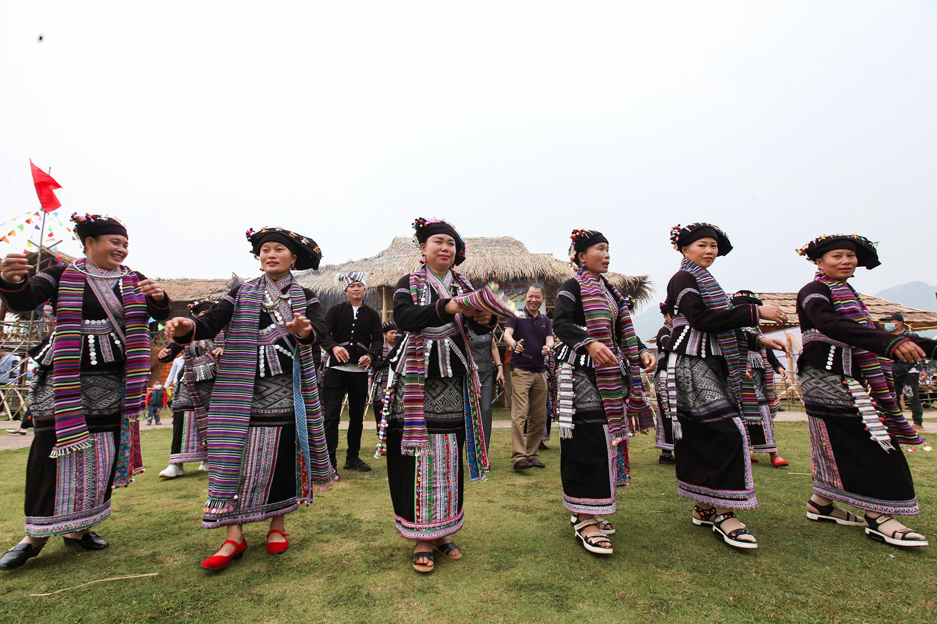 Vũ điệu dân gian tuyệt đẹp của người Lự giữa đại ngàn Lai Châu