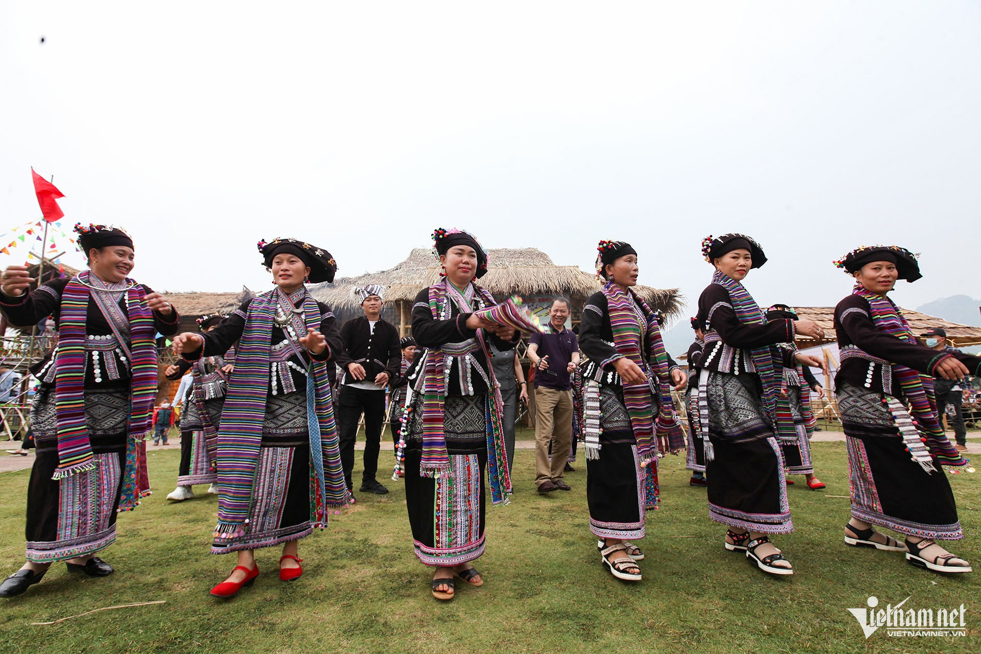 W-Múa khăn dân tộc Lự 1.jpg