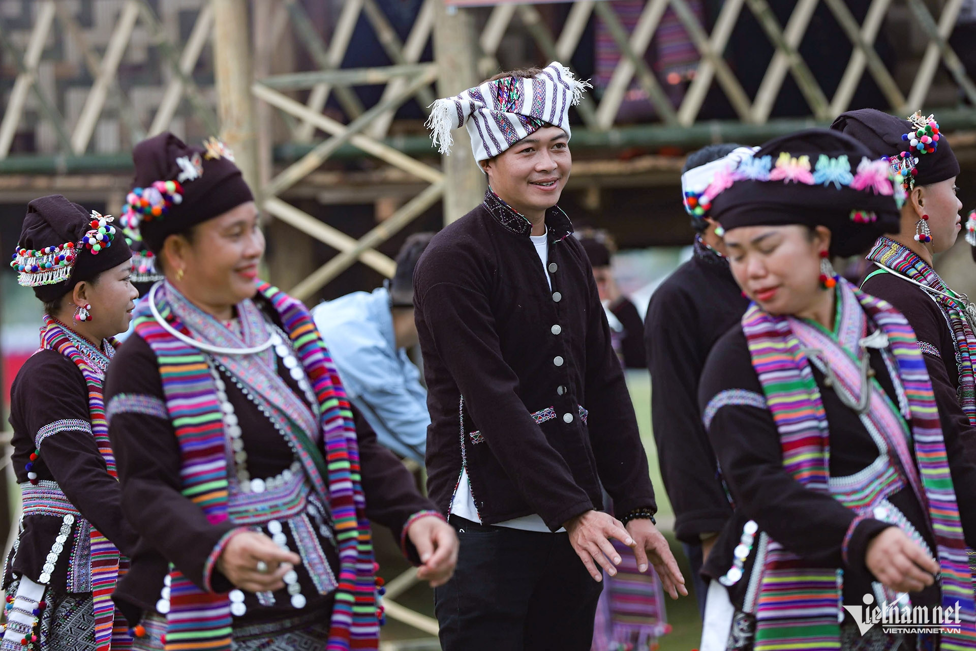 W-Múa khăn dân tộc Lự 10.jpg