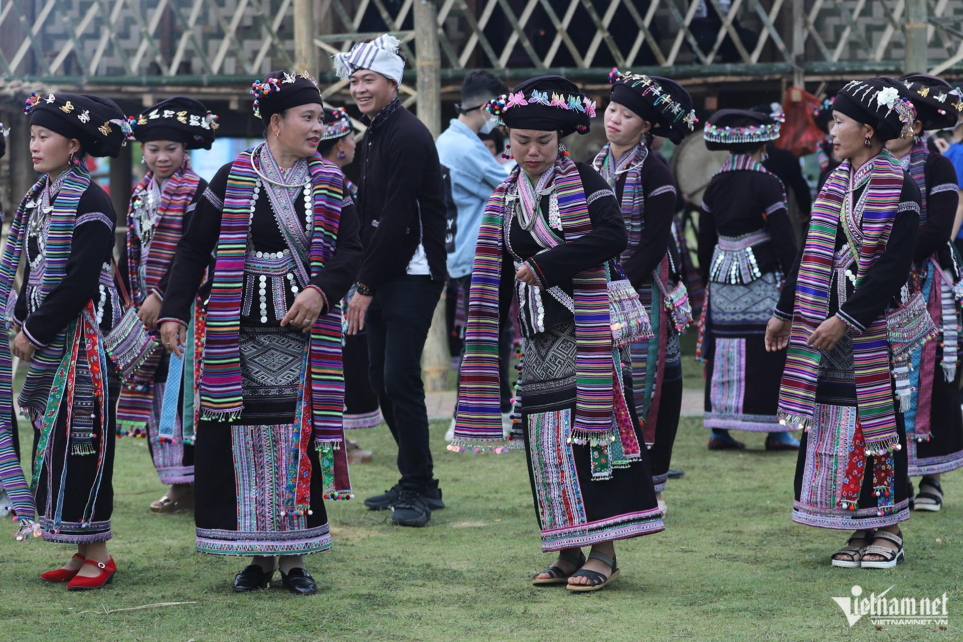 W-Múa khăn dân tộc Lự 2.jpg