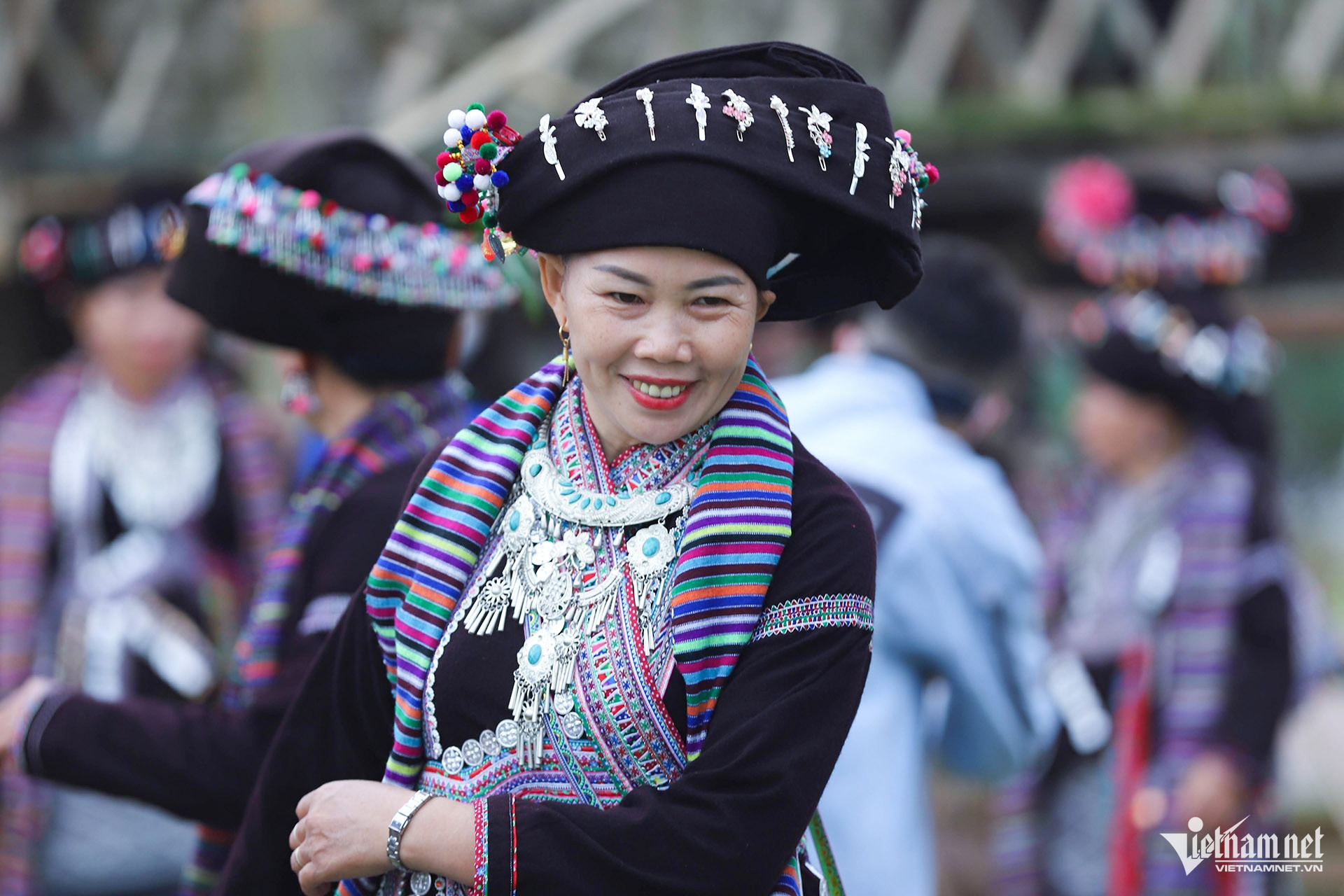 W-Múa khăn dân tộc Lự 3.jpg