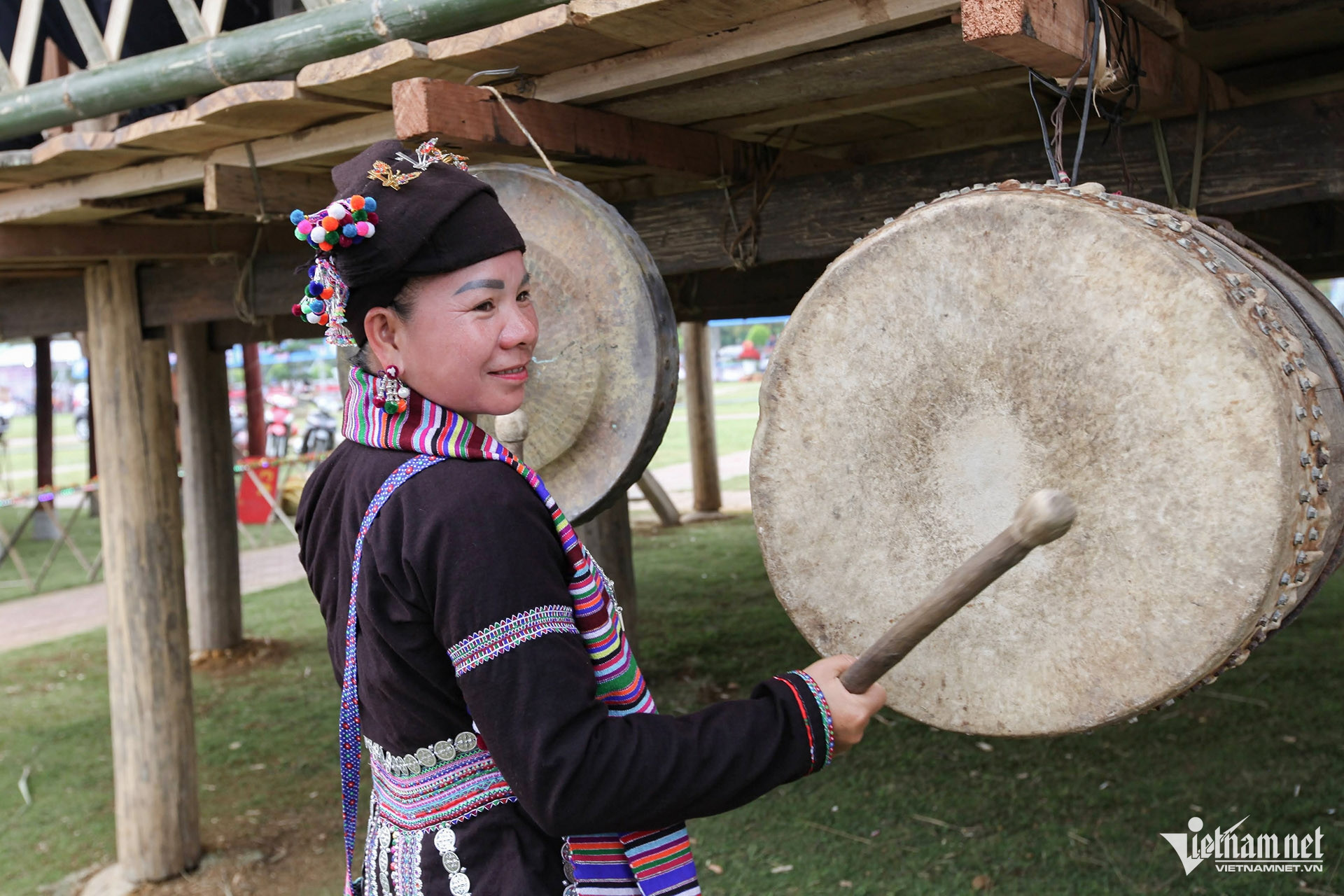 W-Múa khăn dân tộc Lự 4.jpg