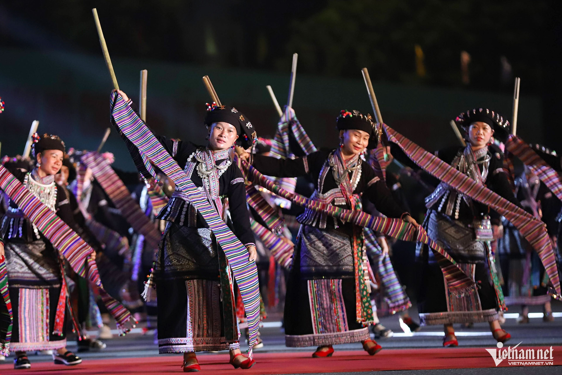 W-Múa khăn dân tộc Lự 5.jpg