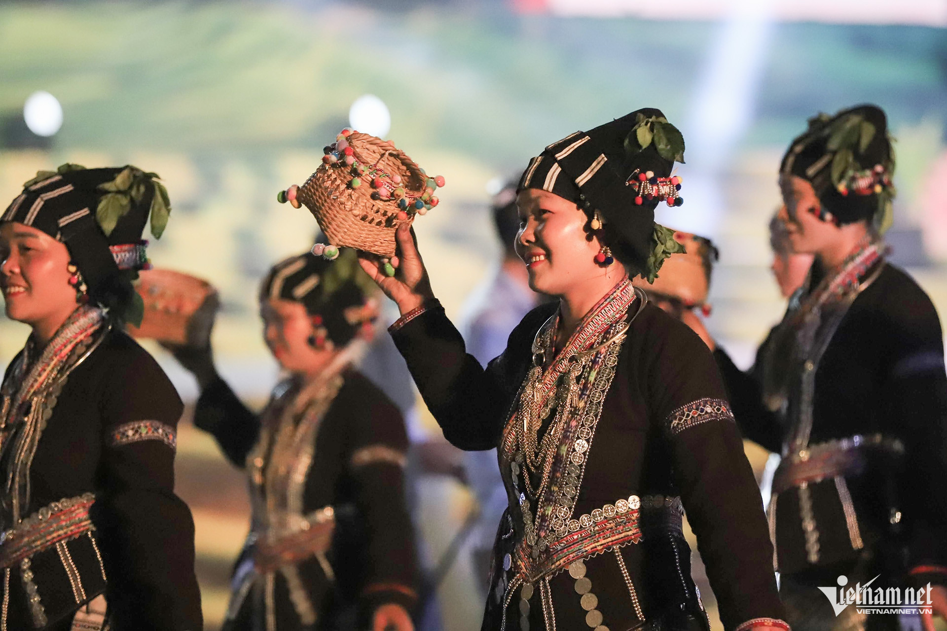 W-Múa khăn dân tộc Lự 6.jpg