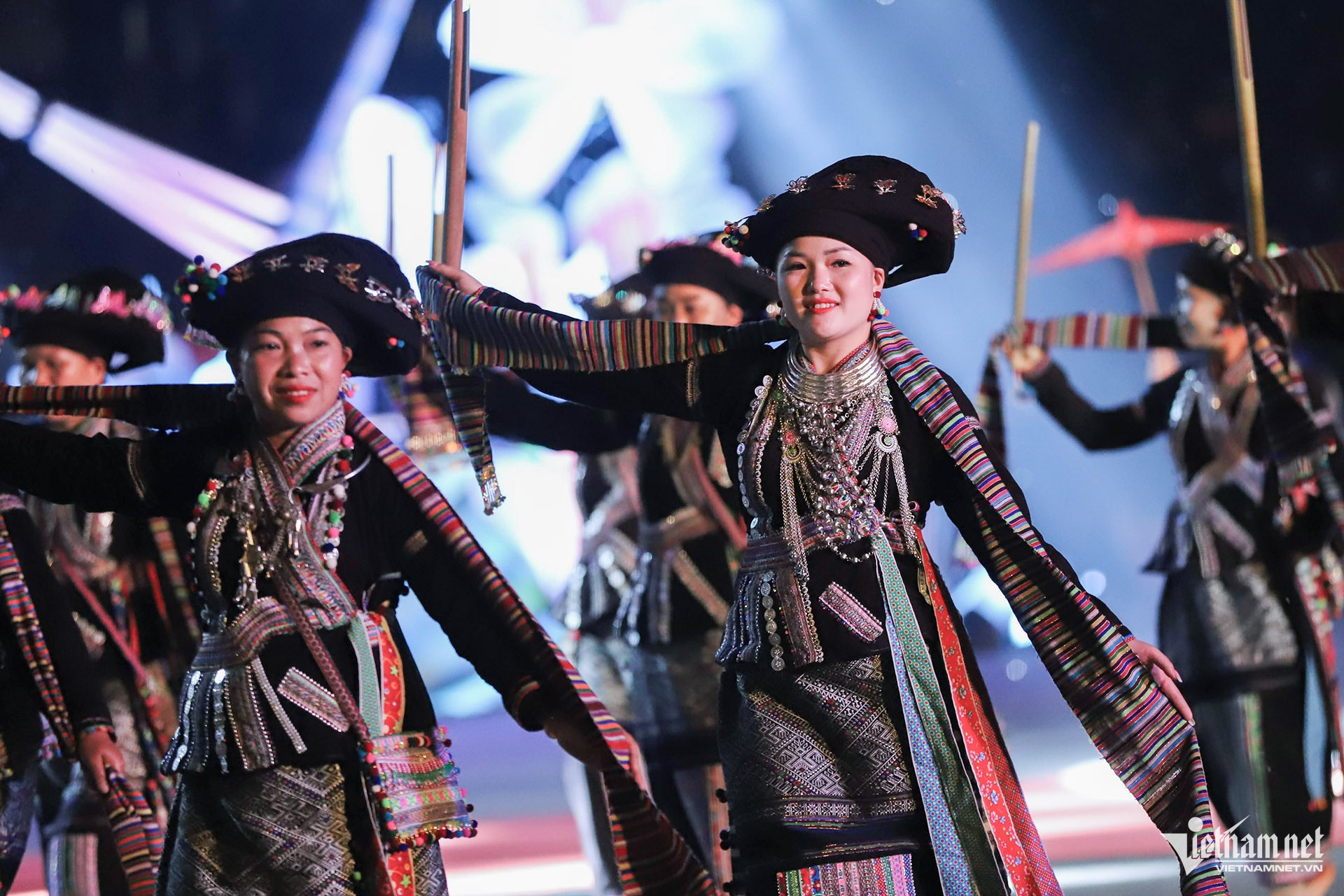 W-Múa khăn dân tộc Lự 7.jpg