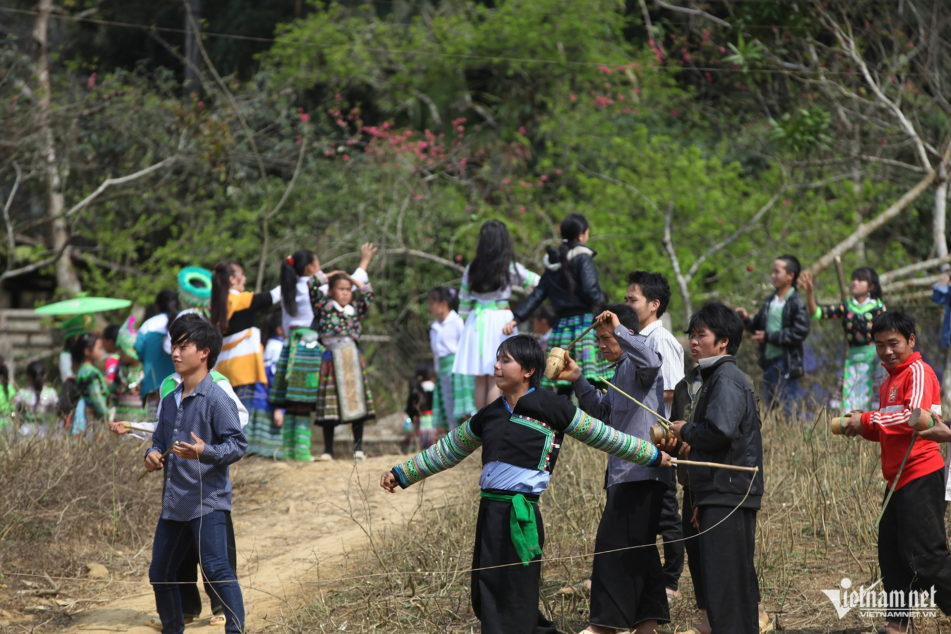 W-Trò chơi đánh cù của người Mông 10.jpg