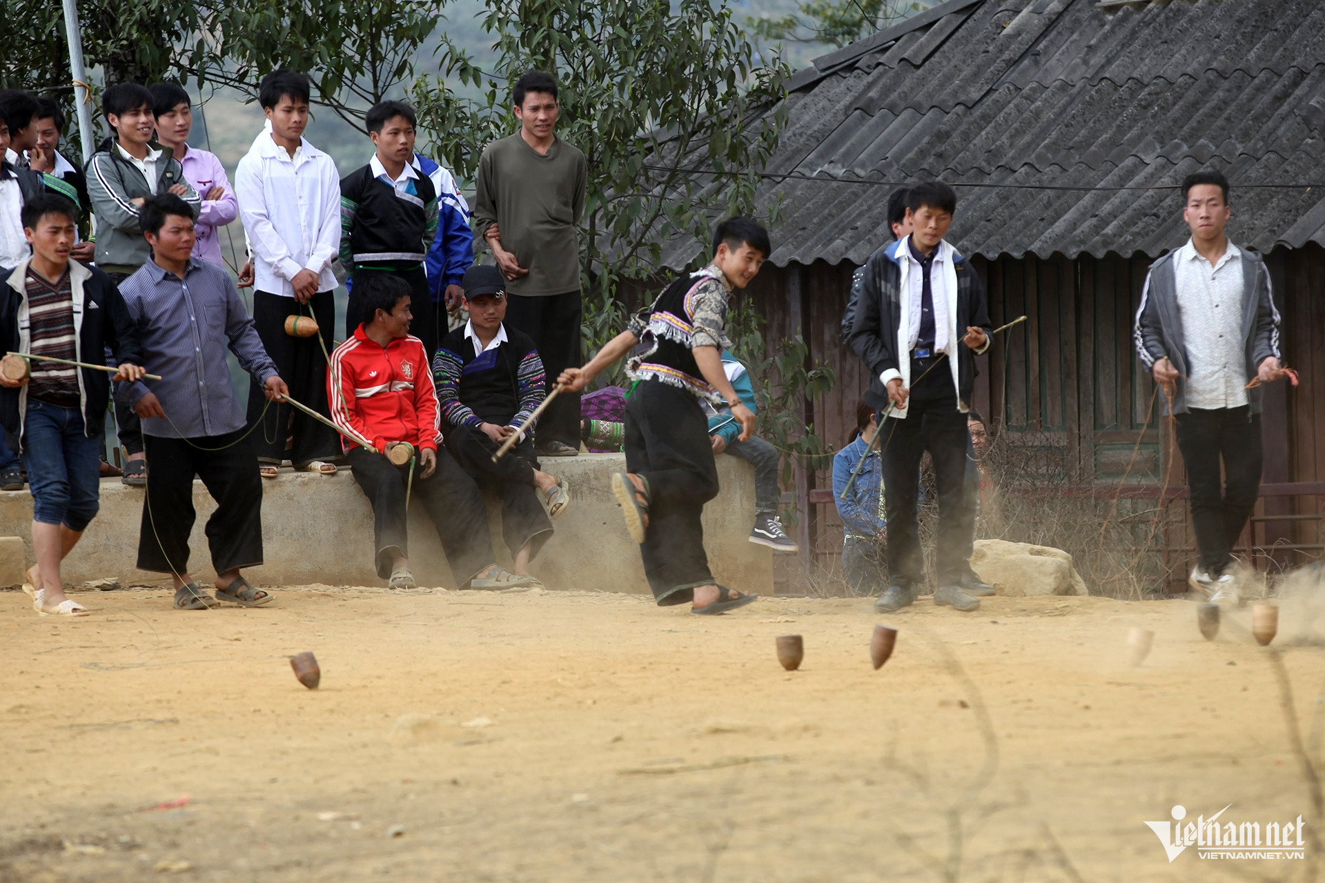 W-Trò chơi đánh cù của người Mông 2.jpg