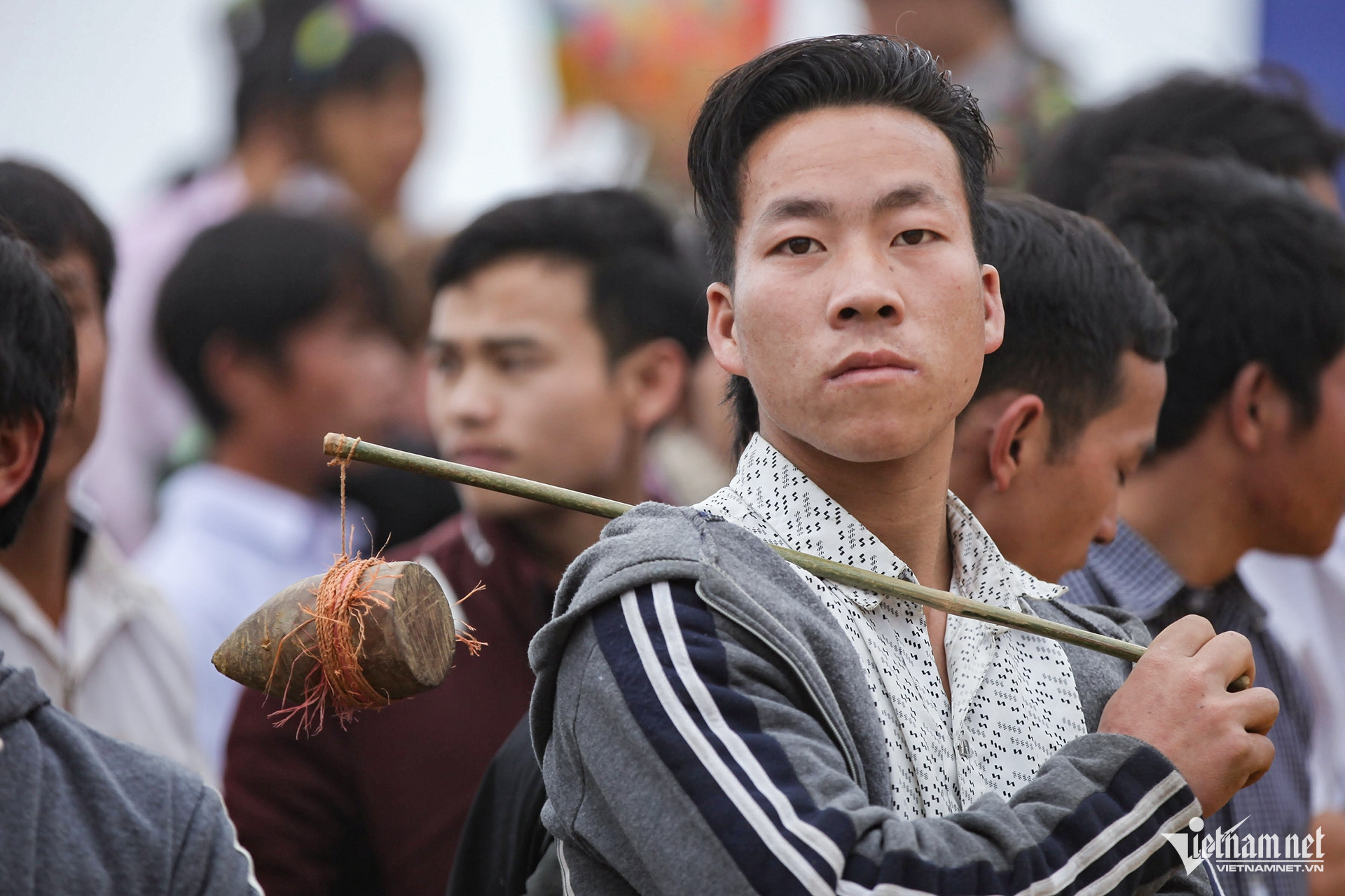 W-Trò chơi đánh cù của người Mông 3.jpg