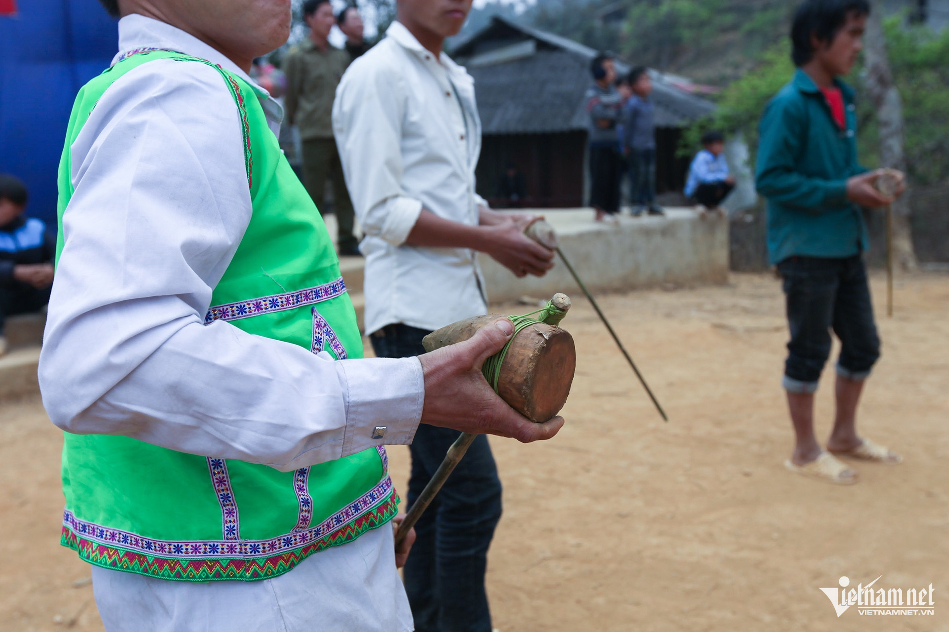 W-Trò chơi đánh cù của người Mông 4.jpg