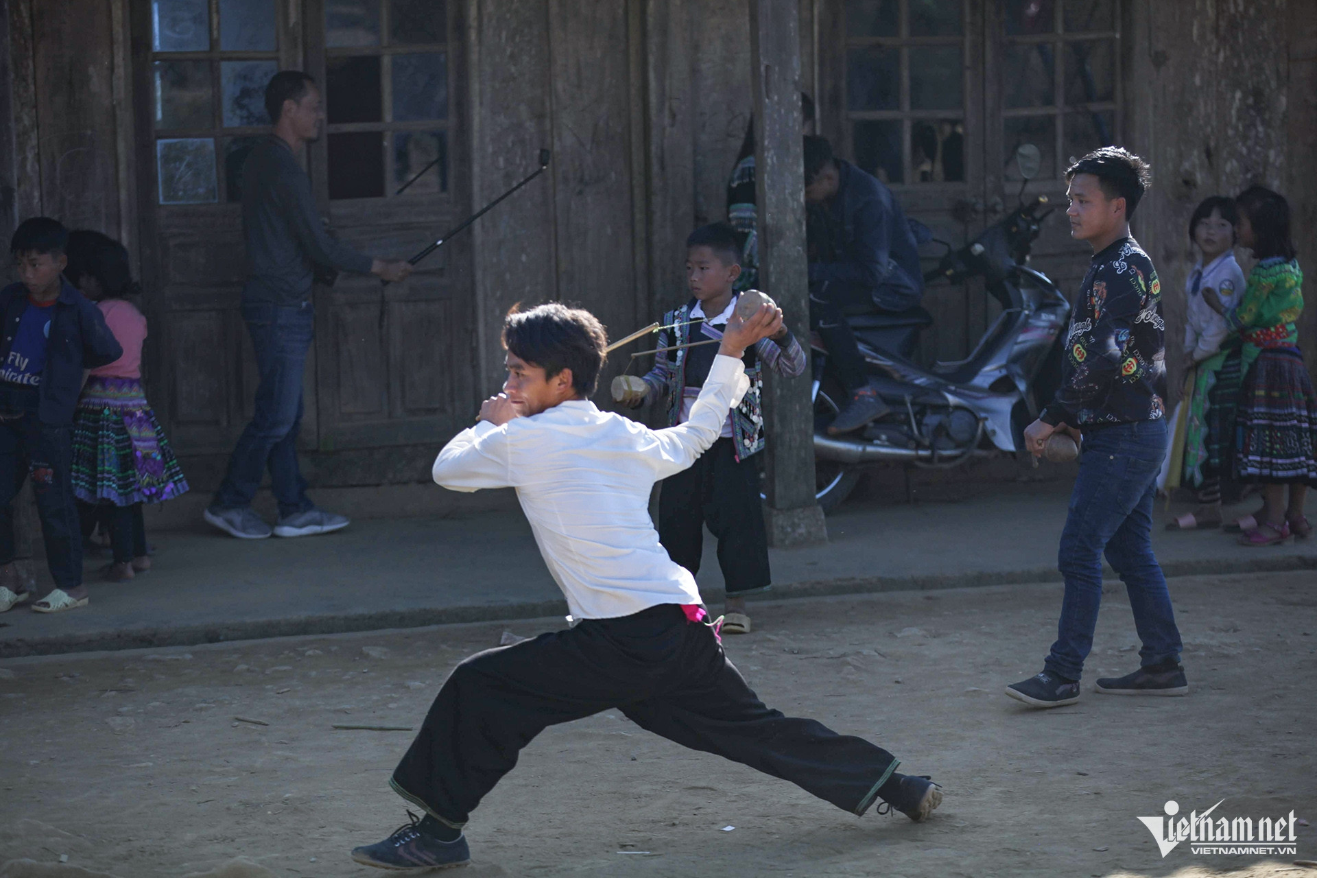 W-Trò chơi đánh cù của người Mông 5.jpg