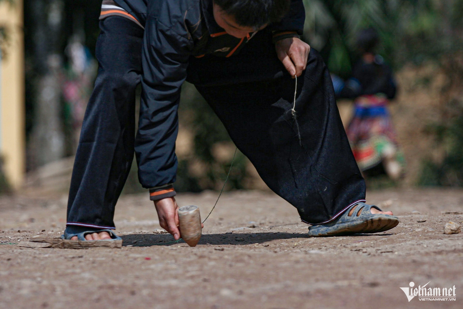 W-Trò chơi đánh cù của người Mông 6.jpg