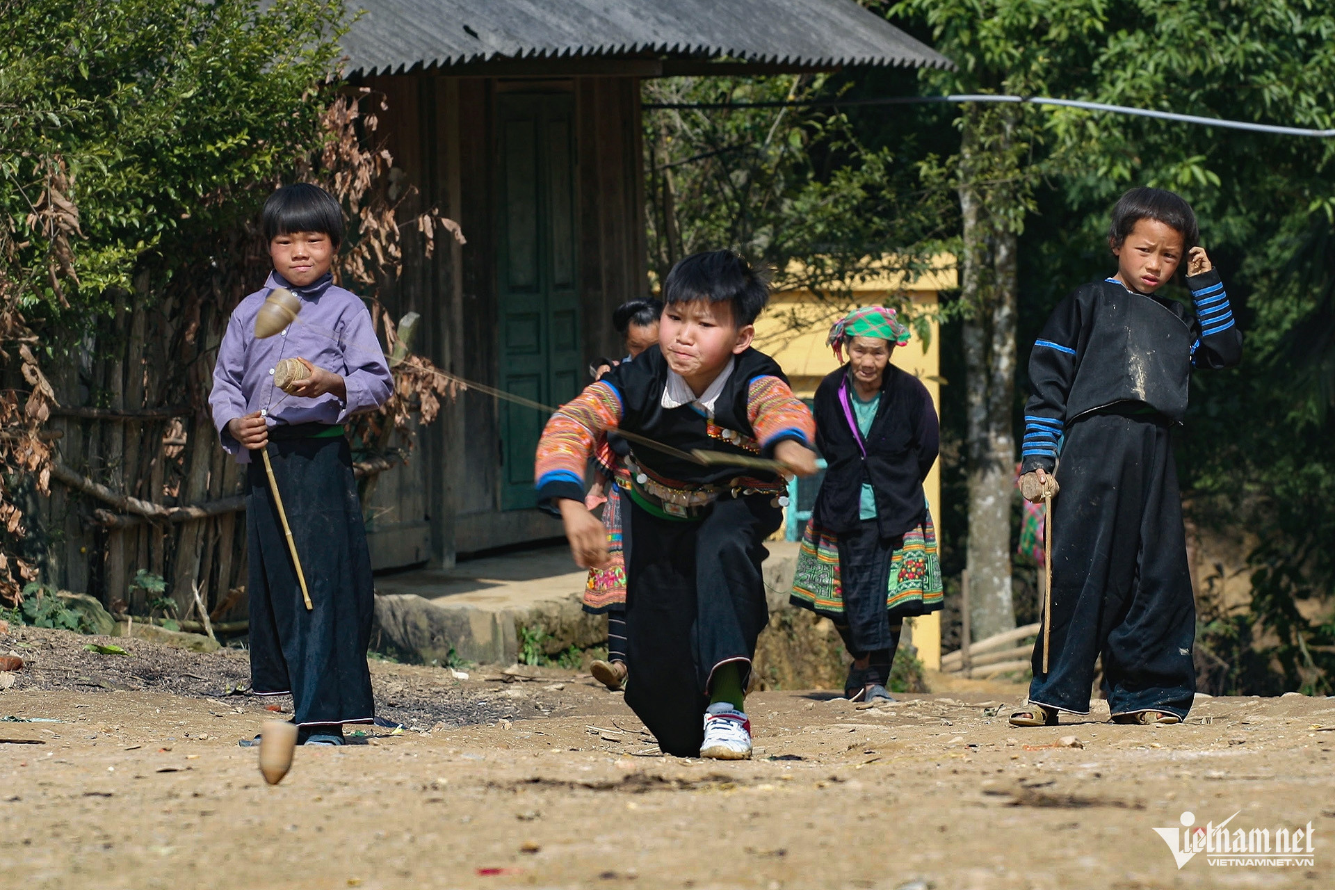 W-Trò chơi đánh cù của người Mông 7.jpg