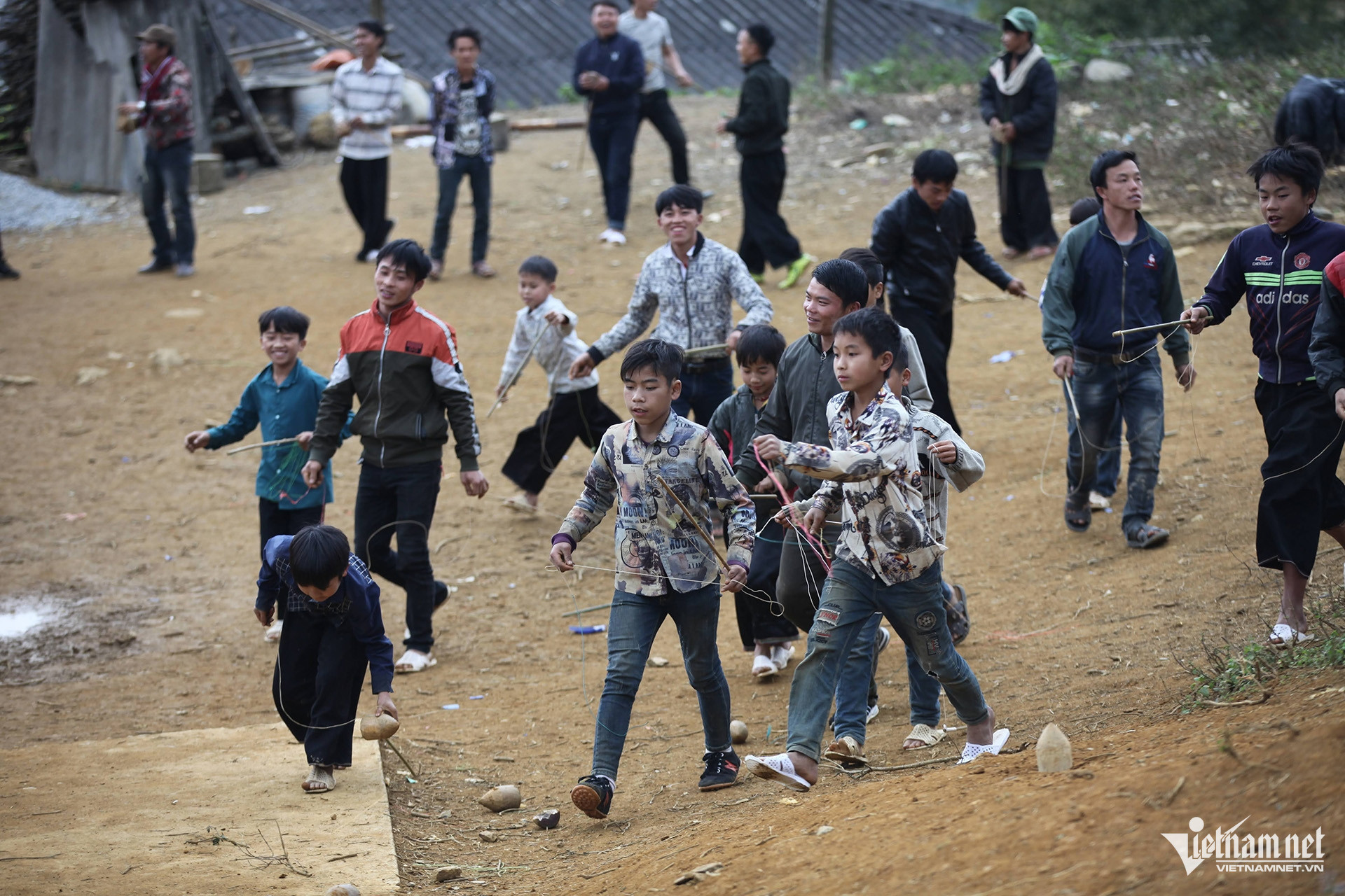 W-Trò chơi đánh cù của người Mông 8.jpg