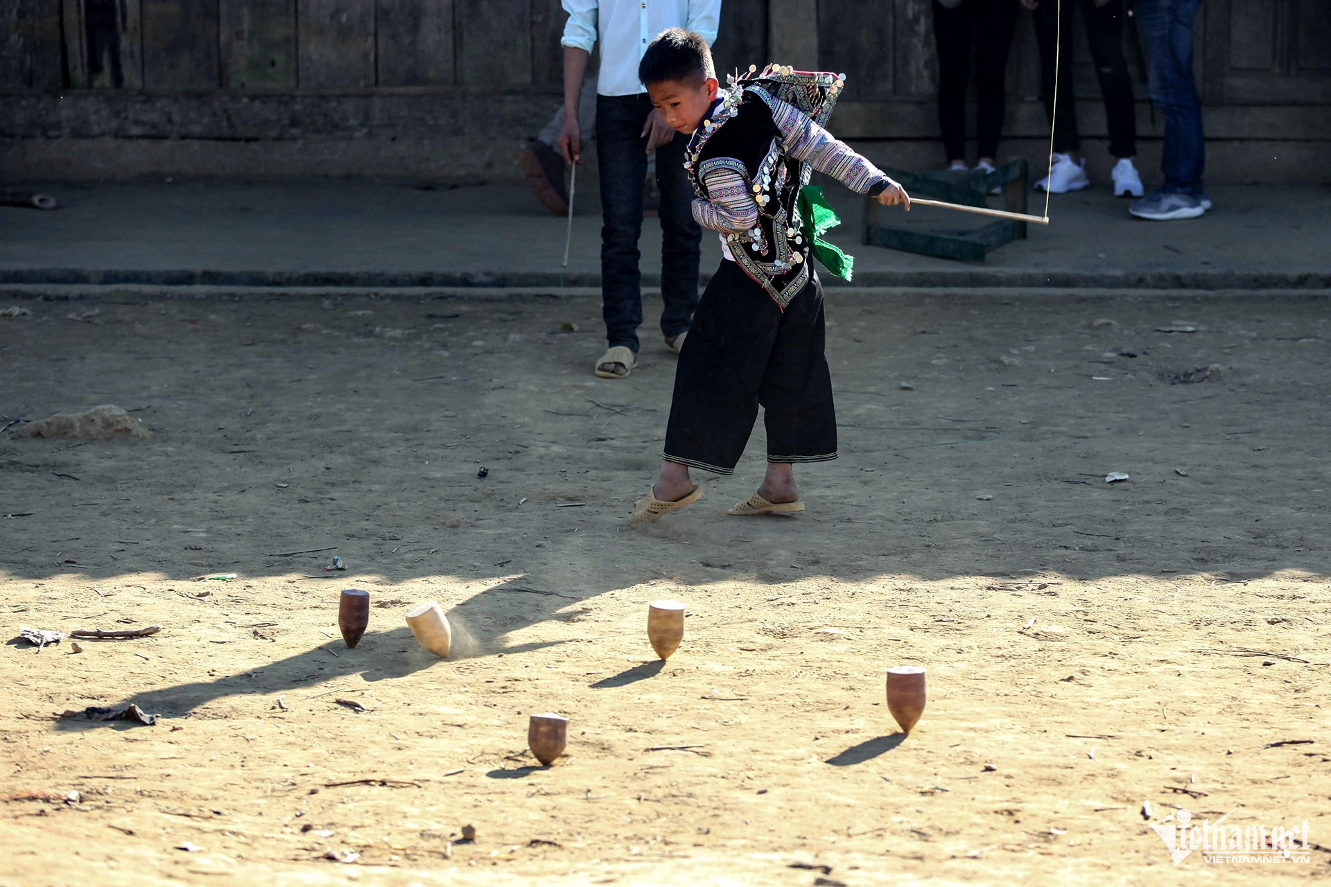 W-Trò chơi đánh cù của người Mông 9.jpg