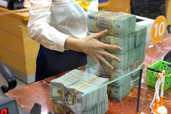 Lãi suất ngân hàng hôm nay 11/11/2025: Hai nhà băng nhập cuộc đua tăng lãi suất