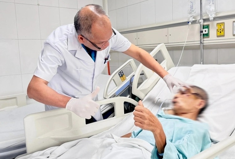 5 phẫu thuật giữ lại gương mặt cho người đàn ông rơi xuống hố thang máy