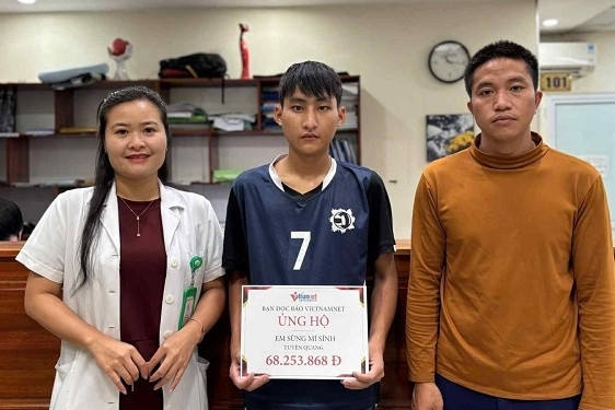 Bạn đọc Báo VietNamNet giúp đỡ em Sùng Mí Sính bị tai nạn hơn 68 triệu đồng